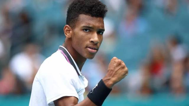 她是一名来 她是一名来